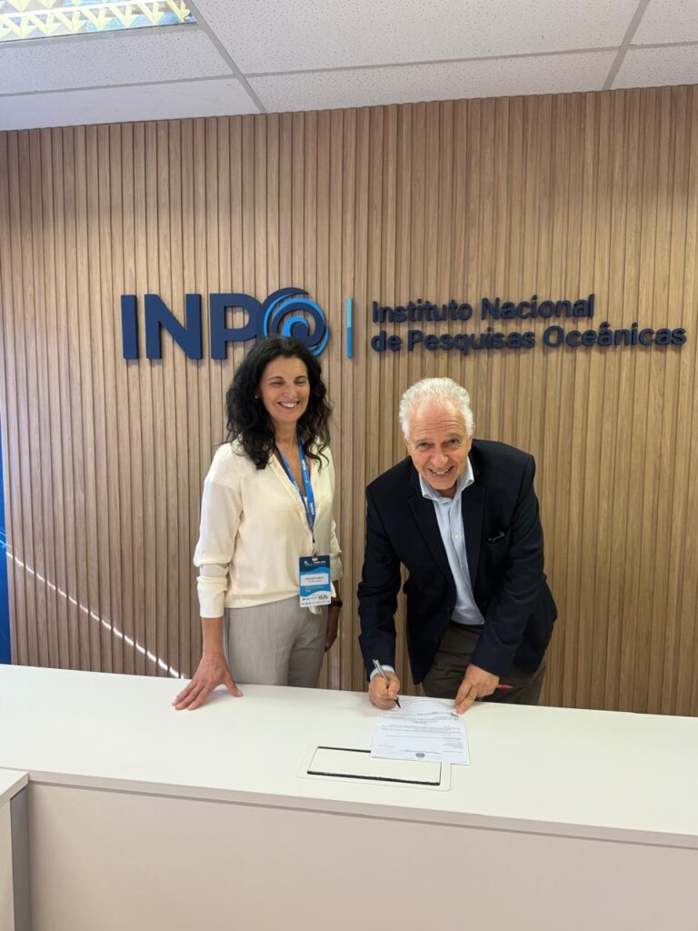 Ana Brito, secretária-executiva do programa Ocean Energy Systems (OES), e Segen Estefen, diretor-geral do INPO 